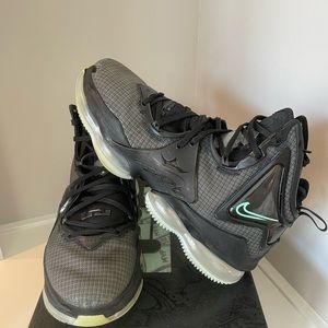 Nike LeBron 19 Black Green Glow 2022 Mens 9.5